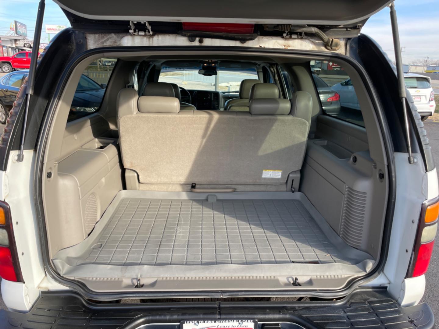 2006 White Chevrolet Suburban 1500 (1GNEC16Z16J) with an V8, 5.3 Liter engine, Automatic transmission, located at 8008 Warden Rd, Sherwood, AR, 72120, (501) 801-6100, 34.830078, -92.186684 - Photo#12